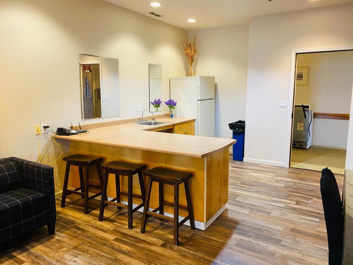 פרנדייל Orca Inn Suites מראה חיצוני תמונה